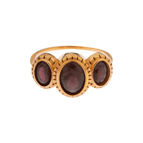 Magenta queen ring gold