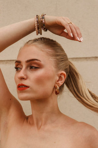 Single cupids charm hoop gold