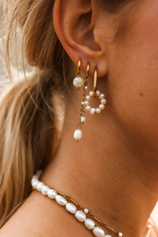 Single Mother of pearls hoop gold