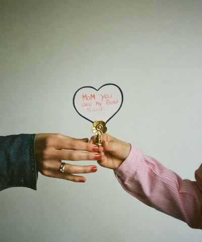 Mia Poppy card holder - doing goods