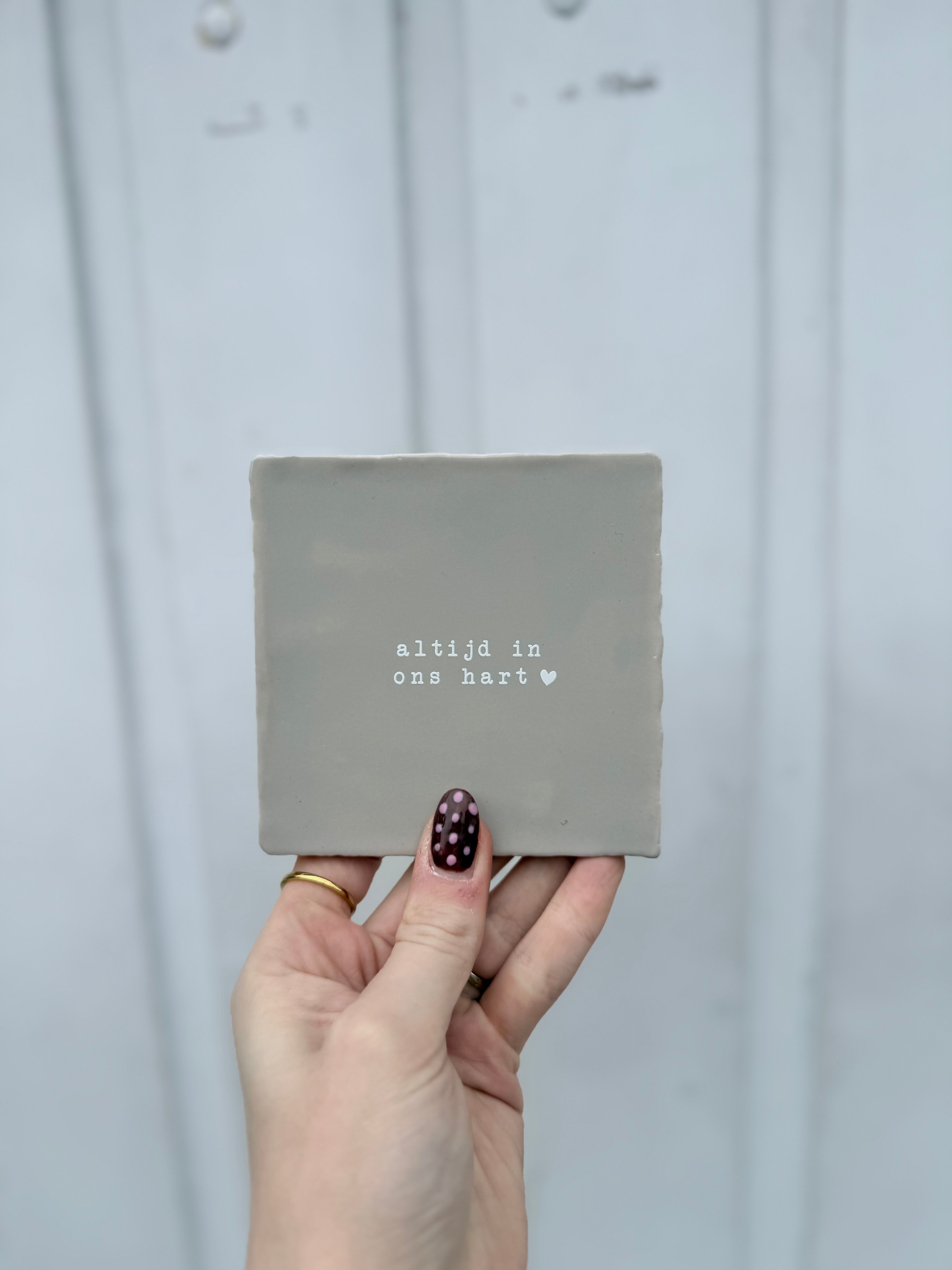 Tegel - Altijd in ons hart - grijs