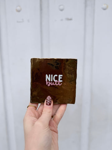 Tegel - Nice butt- goud