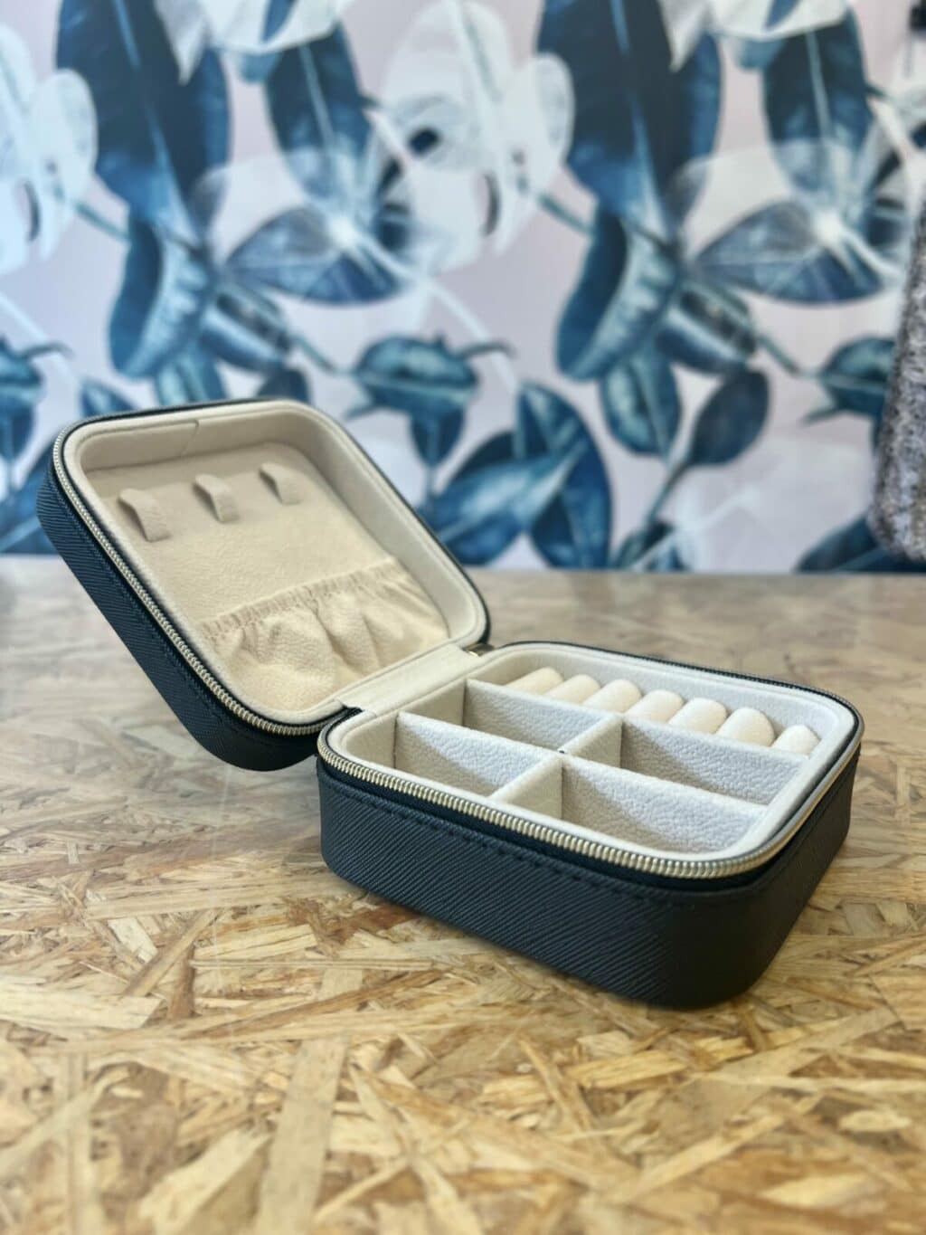 Jewelry box - black