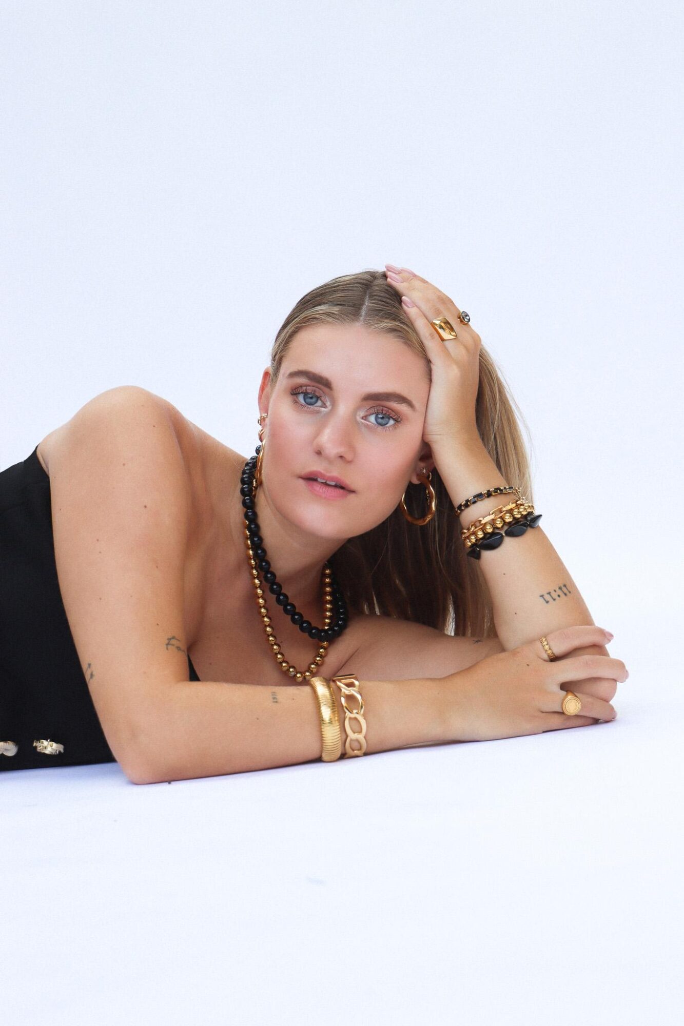 Black stones bracelet gold