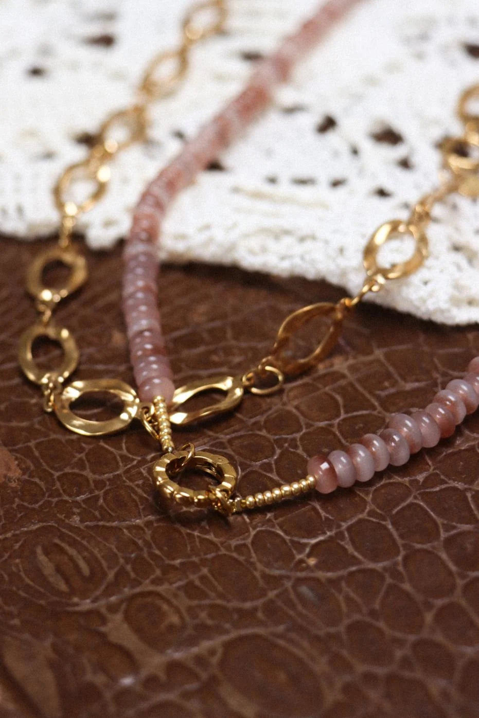 Oval frame necklace gold