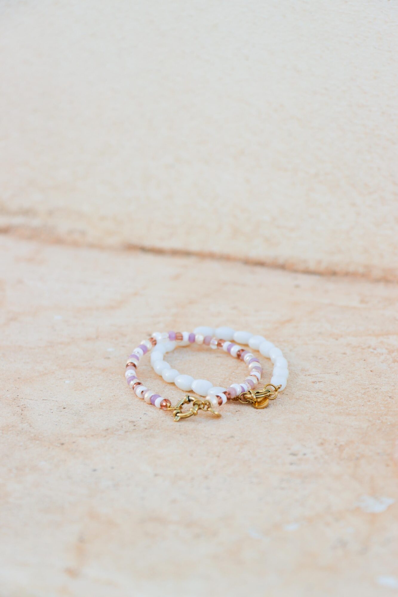 White glow bracelet gold