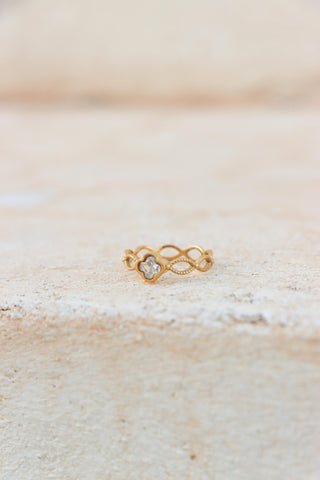 Shiny clover ring gold