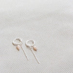 Single Chain Nude Dop Hoop Silver