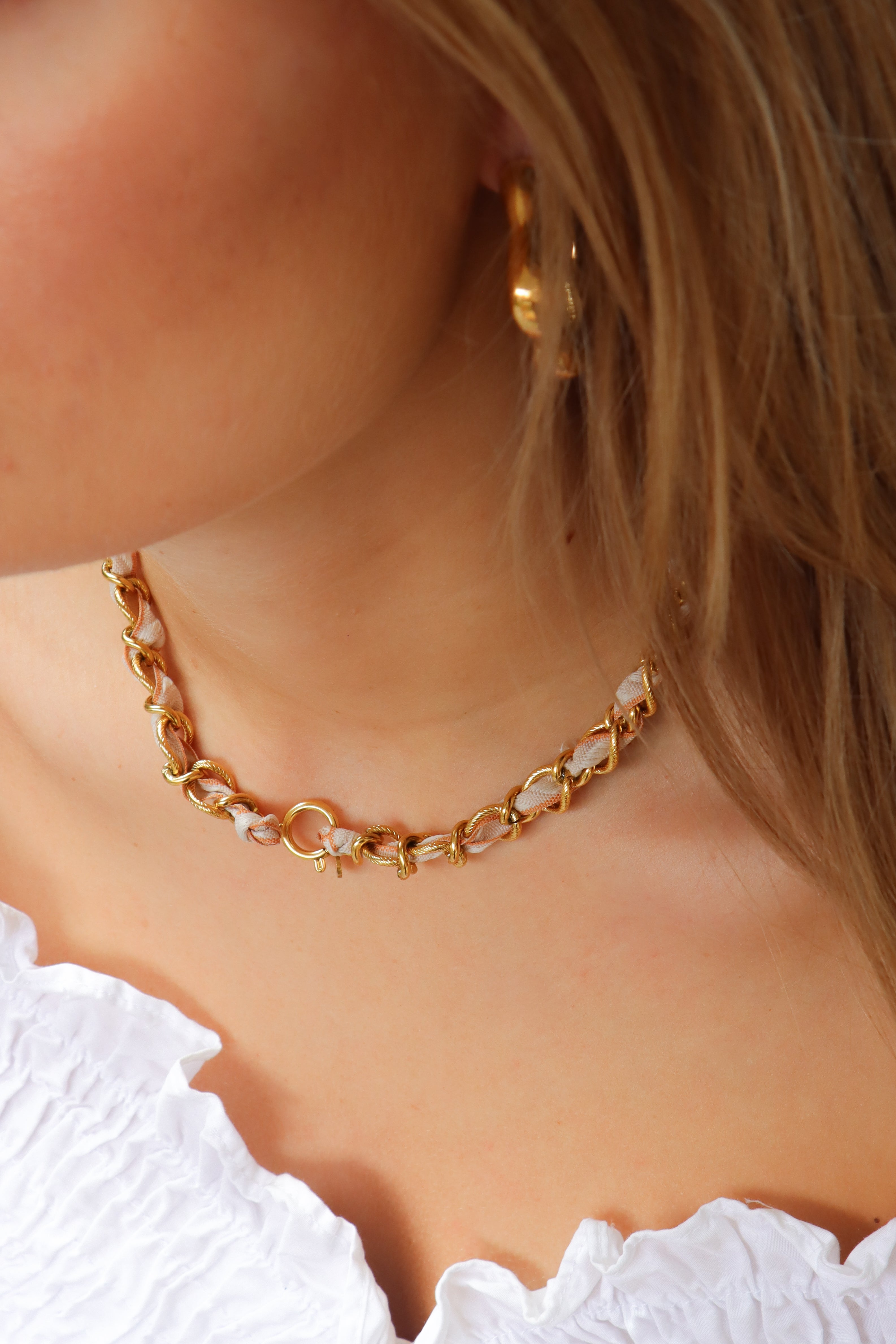Summer knot beige necklace gold