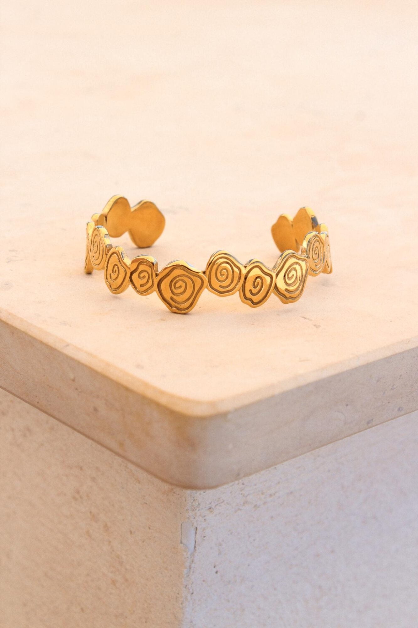 Twirl bangle gold