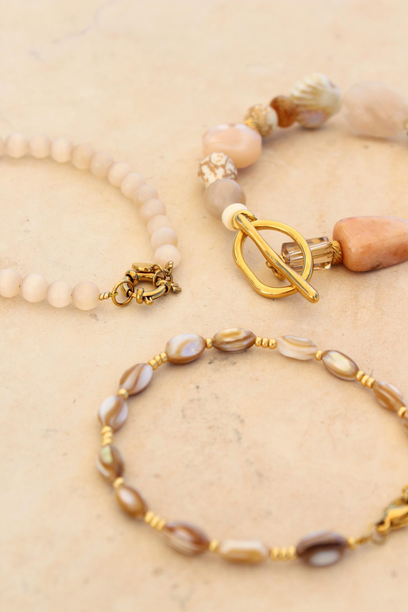 Beige cat eye bracelet gold