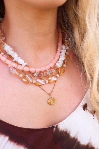 Peachy beads necklace gold