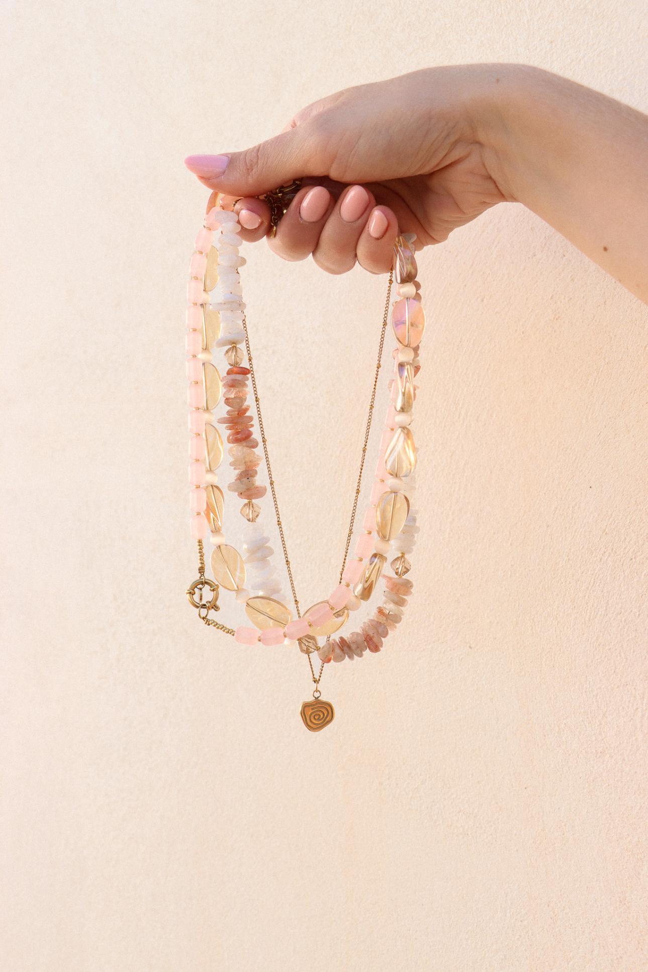 Peachy beads necklace gold