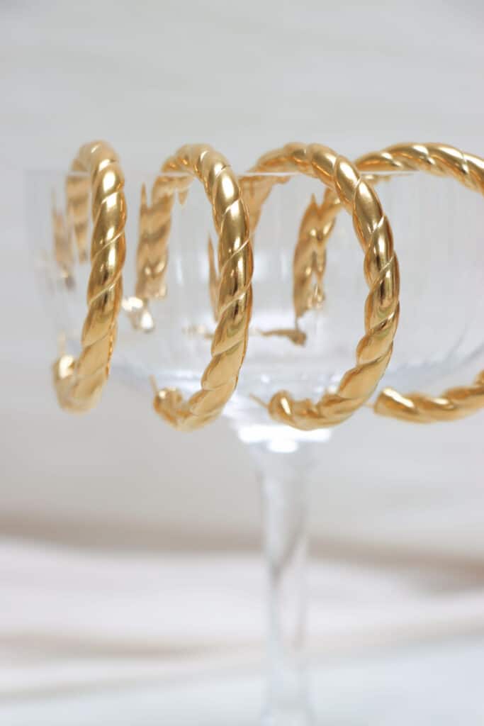 Single knotbound hoop gold