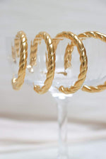 Single knotbound hoop gold