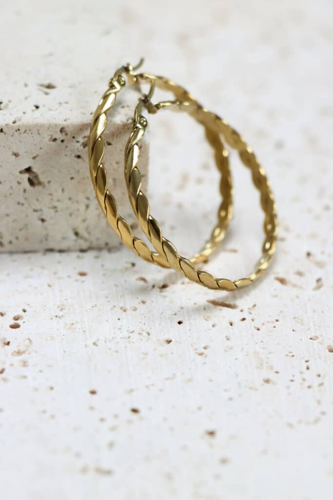 Single twisted braid hoop gold