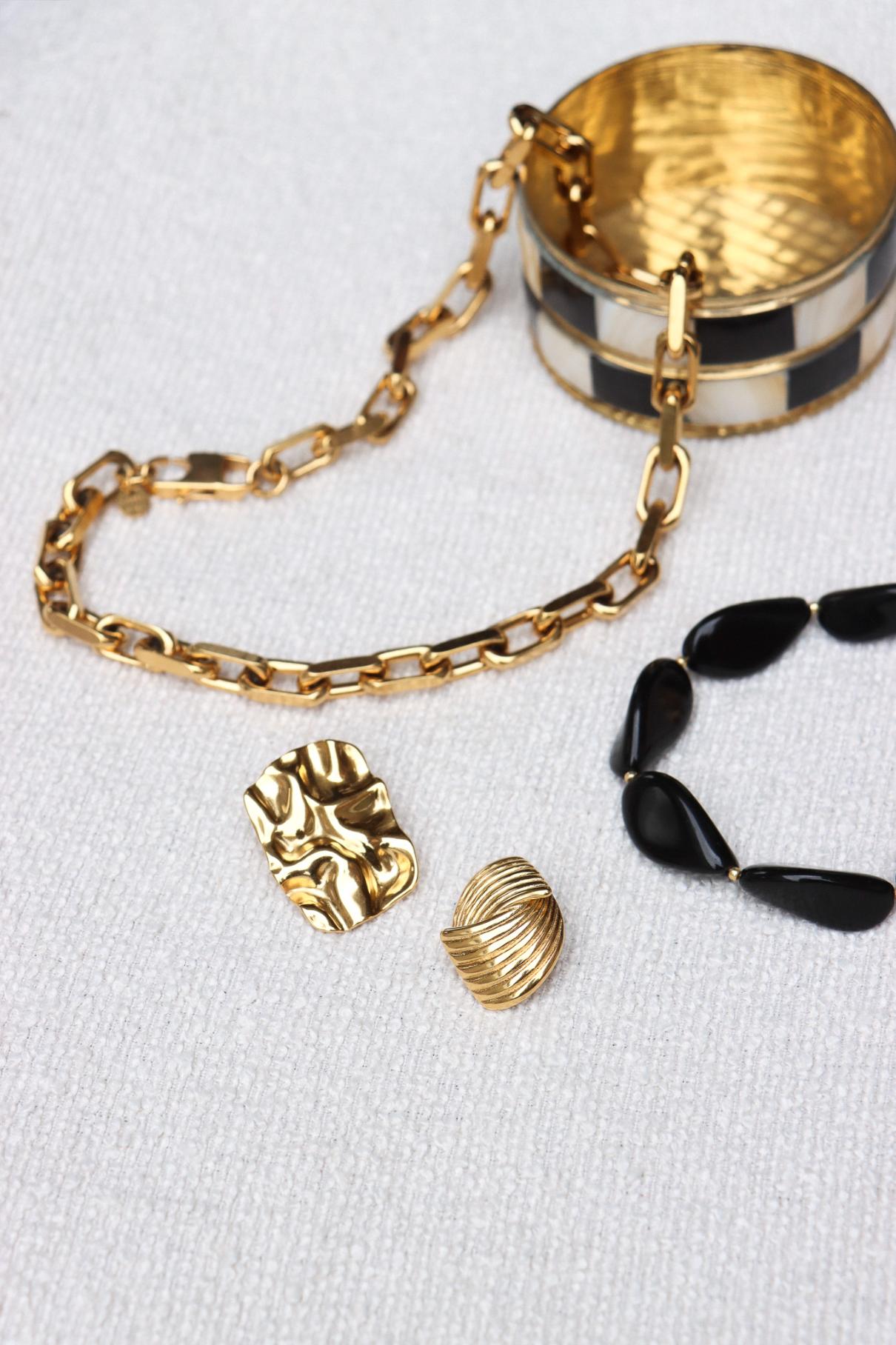 Black stones bracelet gold