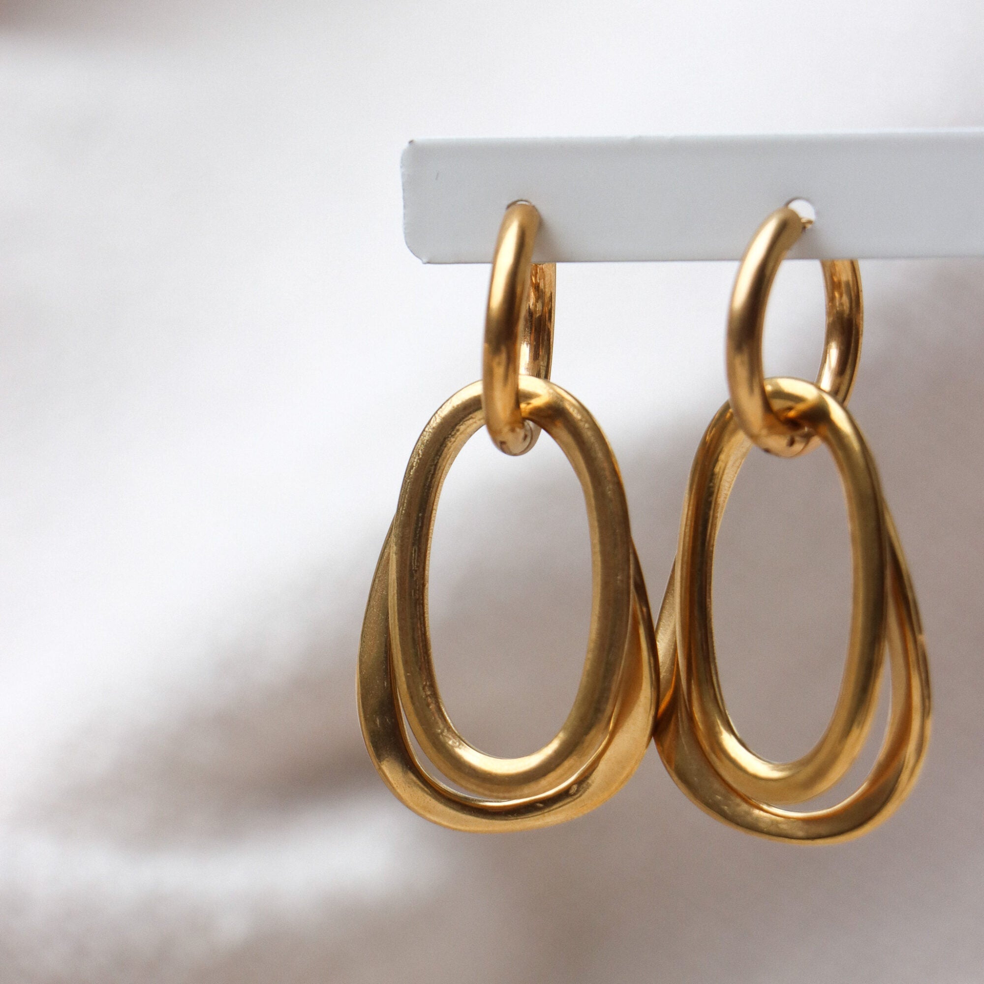 Twice around hoop gold