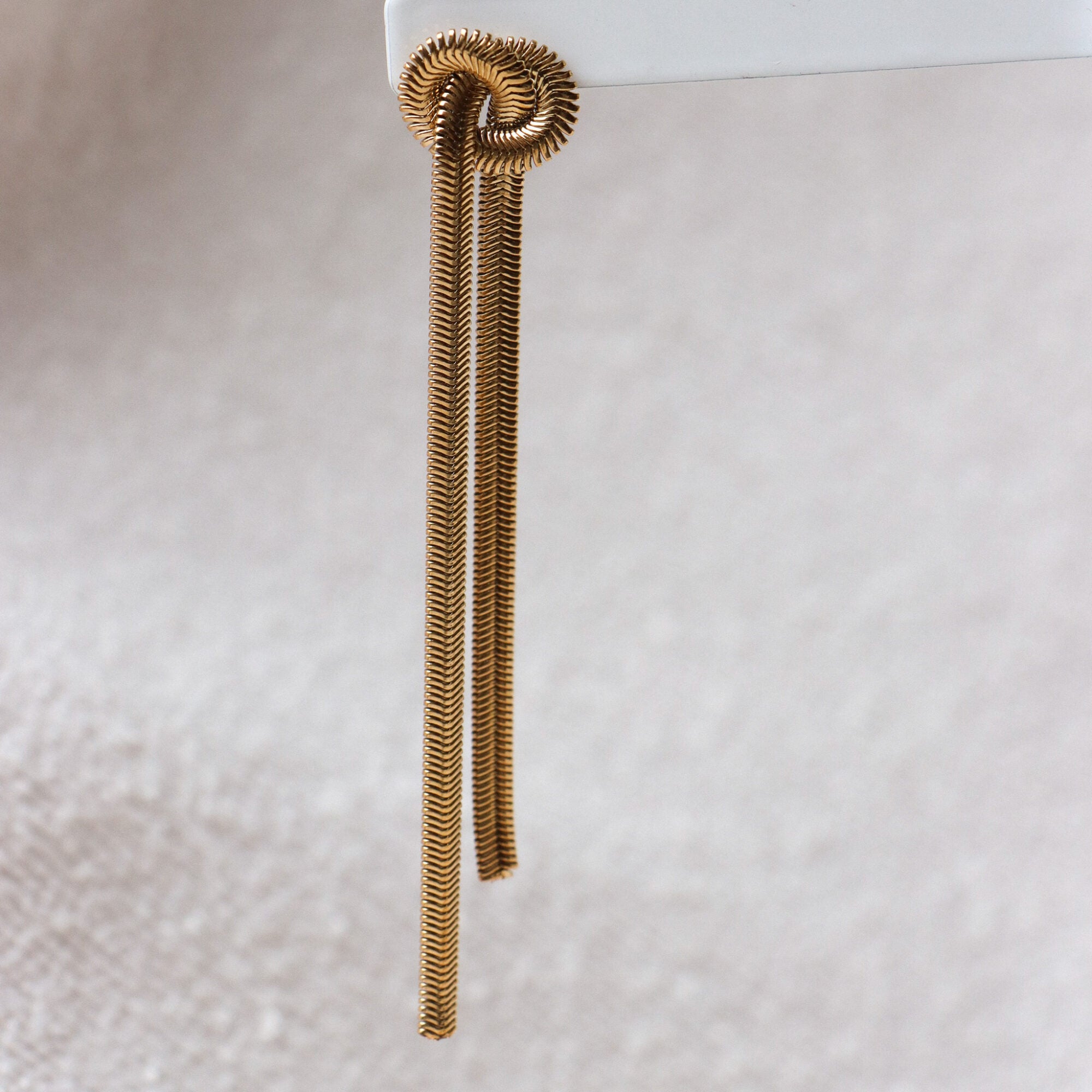 Knot snake hoop gold