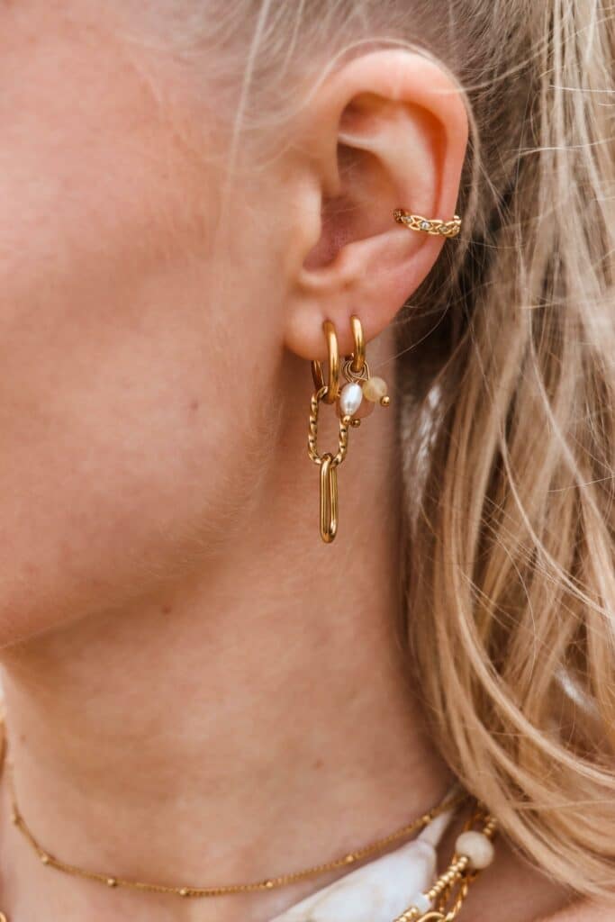 Shiny oval earcuff gold
