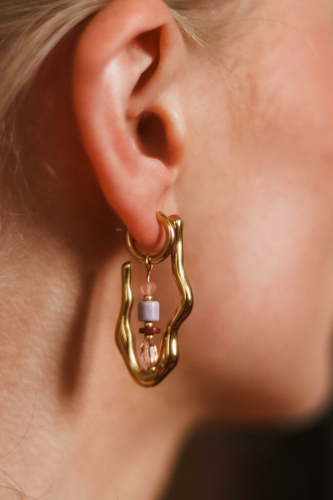 Single wavy hoop gold