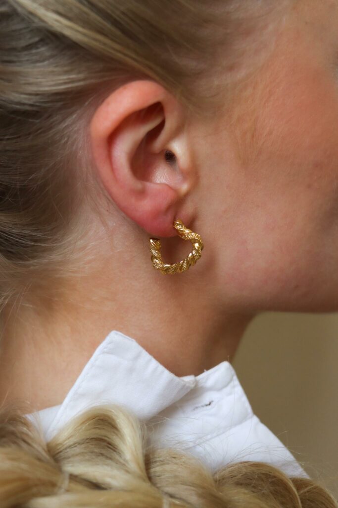 Single twisted love hoop gold