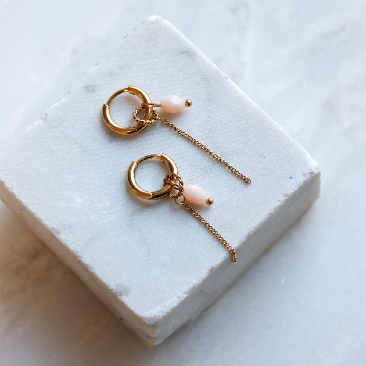 Single Chain Nude Dop Hoop Gold