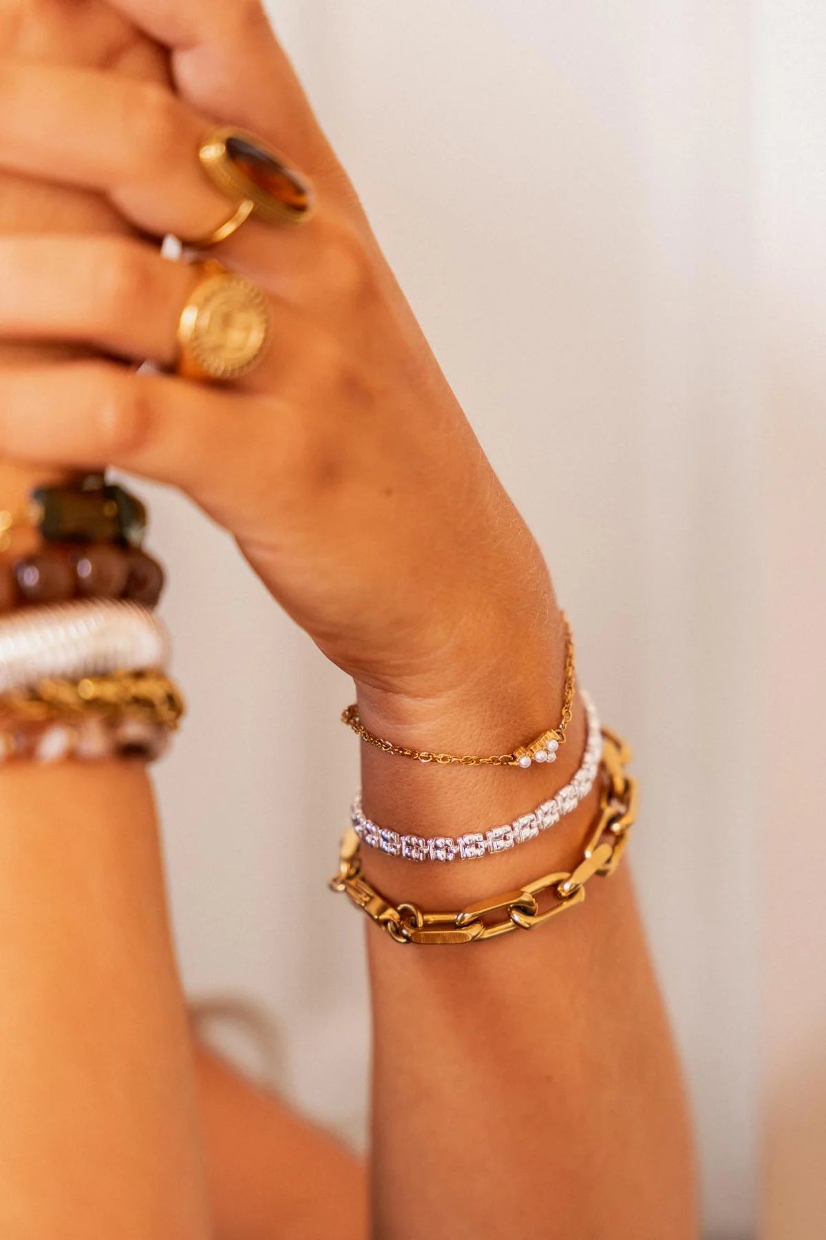 Classy pearl bracelet gold