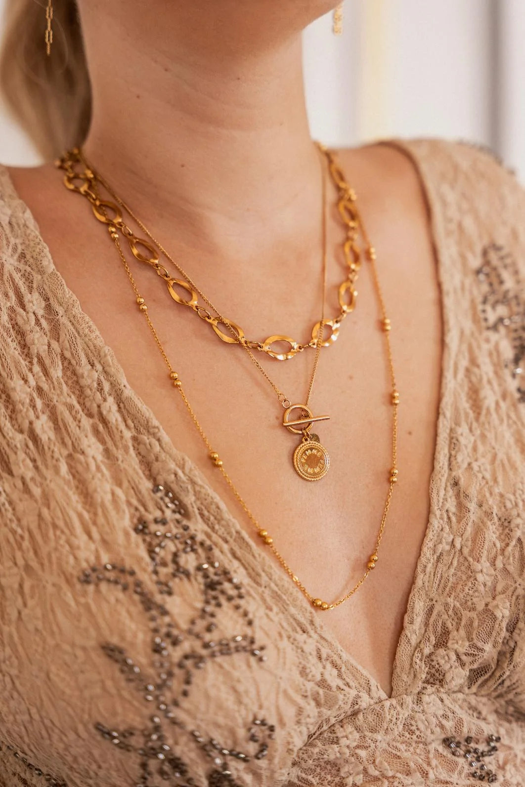 Oval frame necklace gold