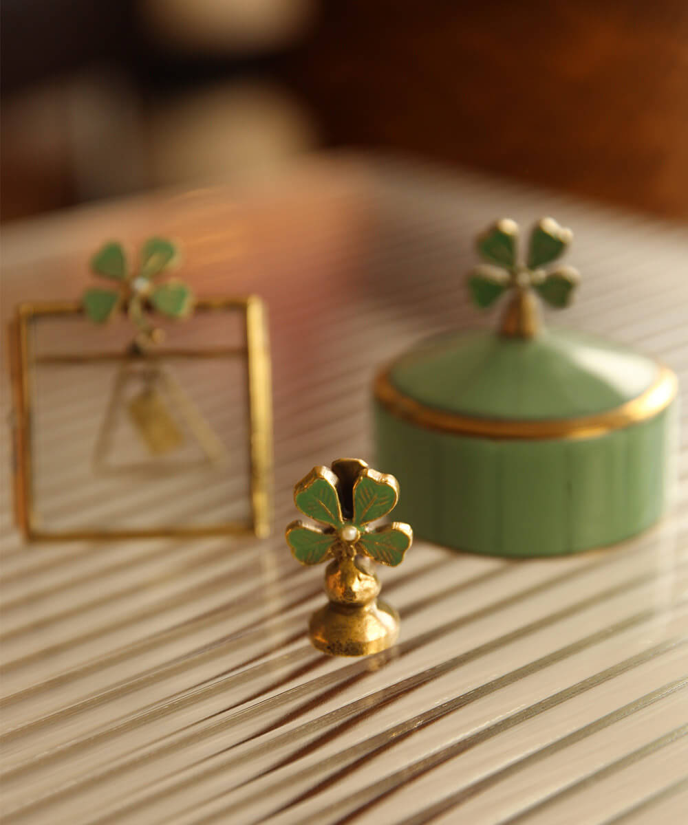 Lucky clover card holder