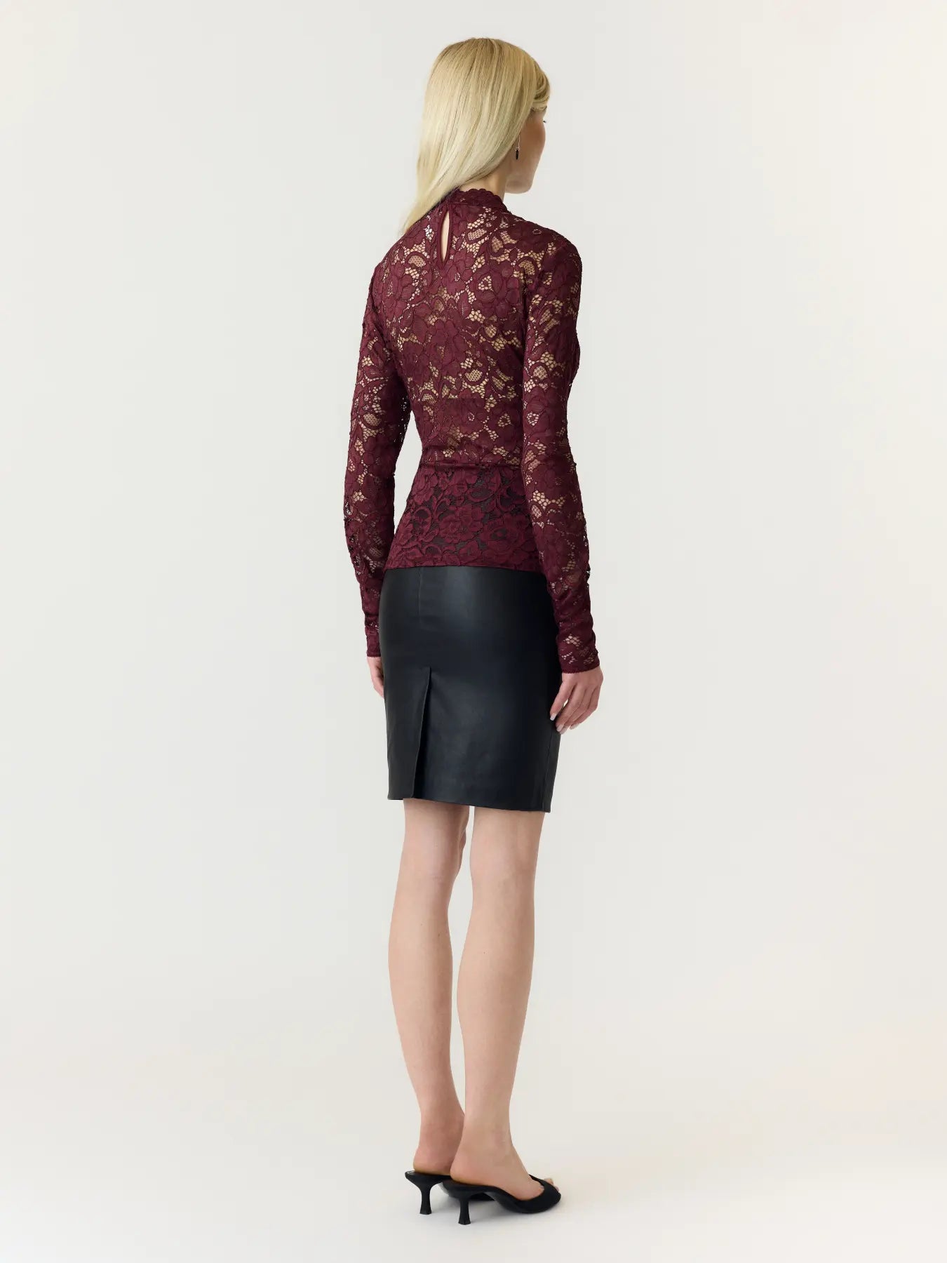 Yaslacey ls lace top - port royale