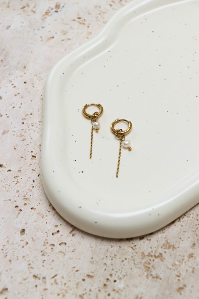 Single pearl chain hoop gold