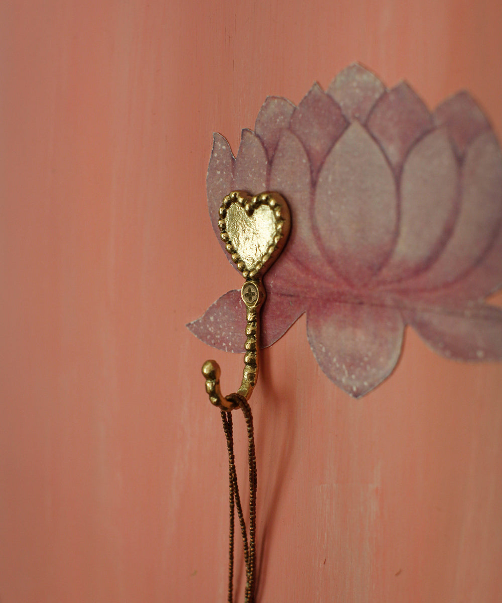 Saachi heart hook