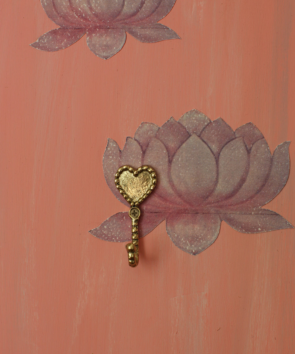 Saachi heart hook