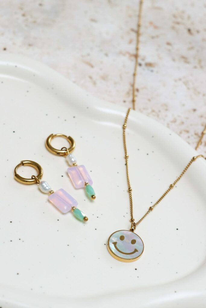 Shiny smiley necklace gold